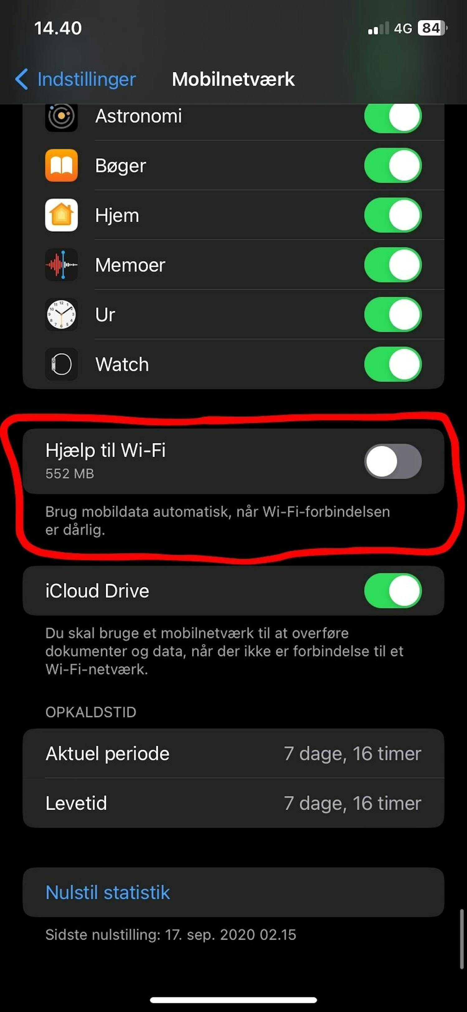Scroll hele vejen ned: "Hjælp til Wi-Fi" er det danske udtryk for Wi-Fi Assist.